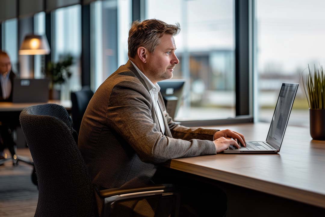 F12.Cloud-Data-Centre.man-office-laptop