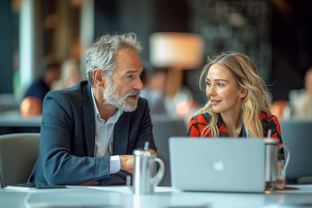 f12.compliance-and-partners.man-and-woman-laptop