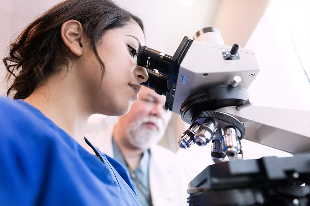 f12.healthcare.woman-microscope