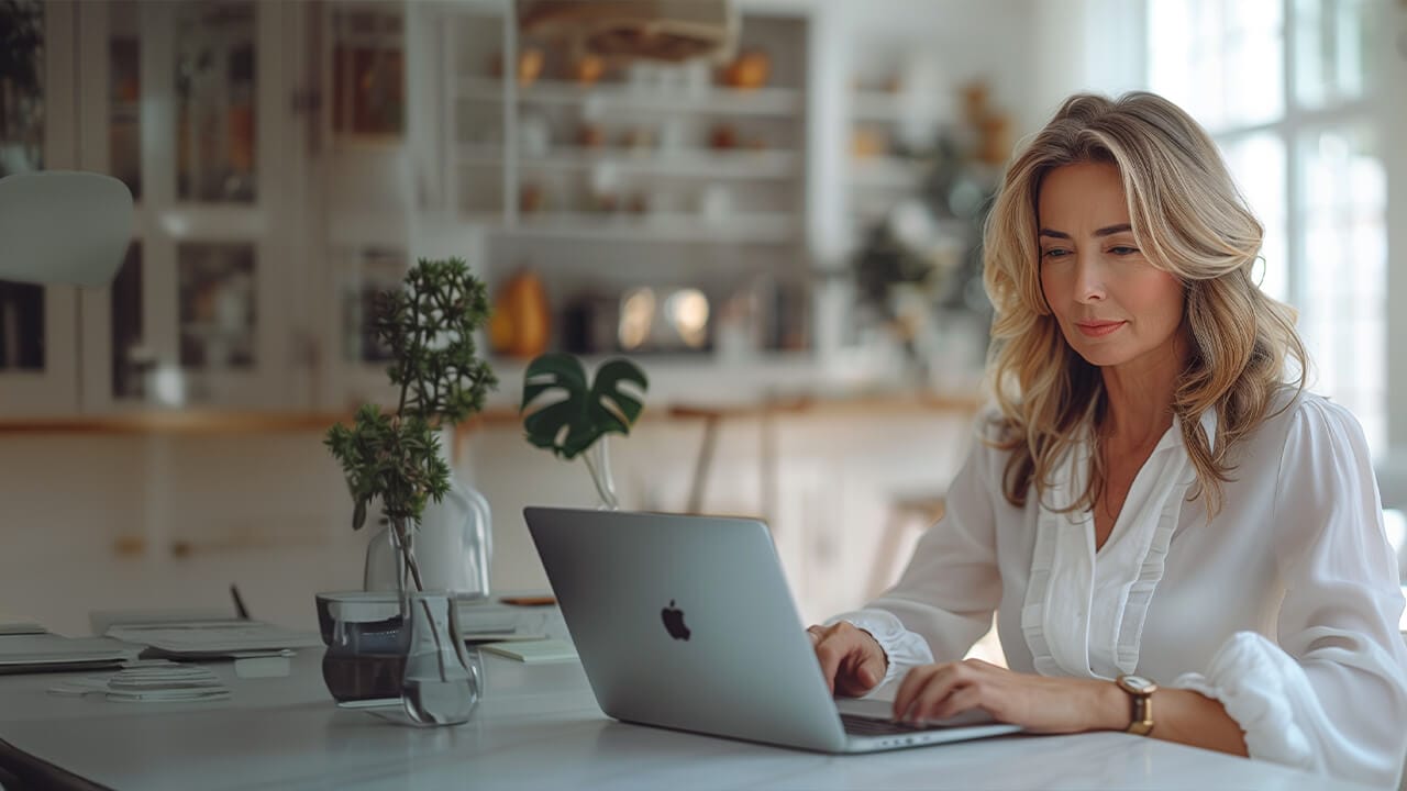 f12.it-consulting-company.woman-on-laptop